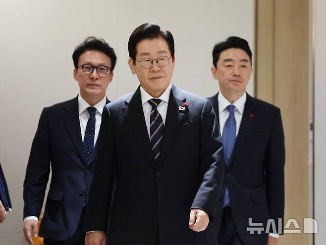 [서울=뉴시스] 고범준 기자 = 이재명 대통령이 9일 서울 용산 대통령실 청사에서 열린 국무회의에 입장하고 있다. (대통령실통신사진기자단) 2025.12.09. bjko@newsis.com