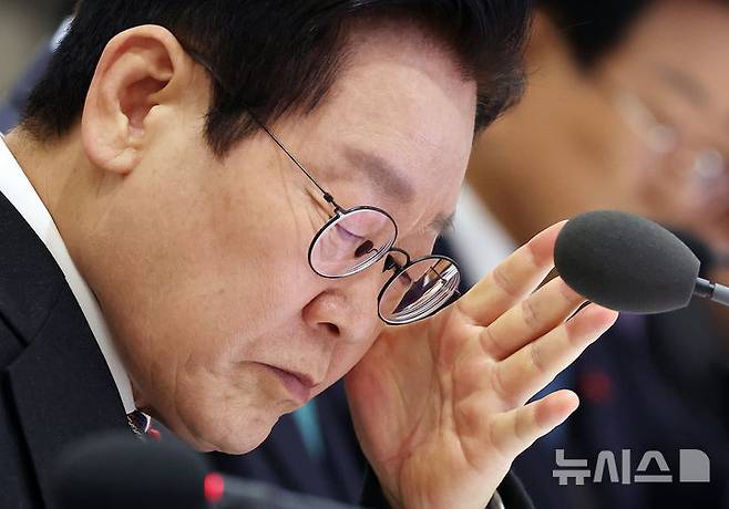 [서울=뉴시스] 고범준 기자 = 이재명 대통령이 9일 서울 용산 대통령실 청사에서 열린 국무회의에서 자료를 살펴보고 있다. (대통령실통신사진기자단) 2025.12.09. bjko@newsis.com