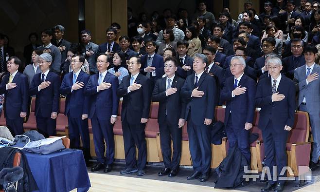 [서울=뉴시스] 조성우 기자 = 9일 오전 서울 서초구 서울법원종합청사 청심홀에서 열린 '국민을 위한 사법제도 개편' 공청회에서 천대엽(오른쪽) 법원행정처장과 이진수 법무부 차관 등 참석자들이 기념촬영을 하고 있다. 오른쪽부터 천대엽 법원행정처장, 김선수 전 대법관, 최봉경 한국법학교수회장, 이진수 법무부 차관. 2025.12.09. xconfind@newsis.com
