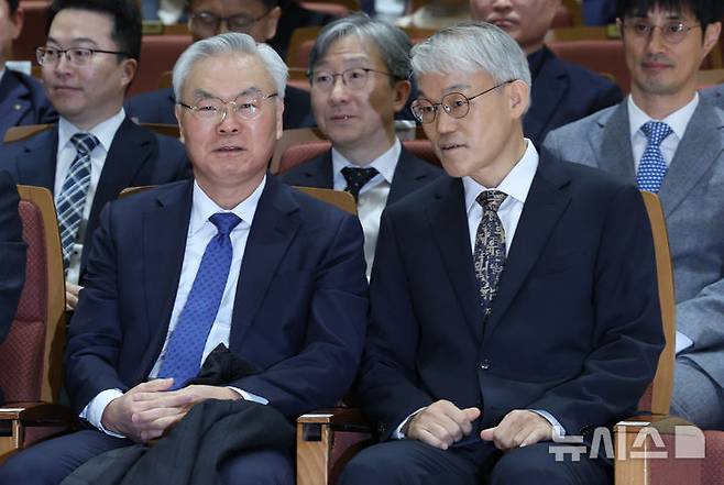 [서울=뉴시스] 조성우 기자 = 천대엽(오른쪽) 법원행정처장이 9일 오전 서울 서초구 서울법원종합청사 청심홀에서 열린 '국민을 위한 사법제도 개편' 공청회에서 김선수 전 대법관과 대화하고 있다. 2025.12.09. xconfind@newsis.com