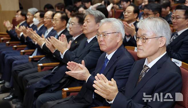 [서울=뉴시스] 조성우 기자 = 천대엽(오른쪽) 법원행정처장과 이진수(왼쪽) 법무부 차관 등이 9일 오전 서울 서초구 서울법원종합청사 청심홀에서 열린 '국민을 위한 사법제도 개편' 공청회에서 내빈 축사를 듣고 박수치고 있다. 오른쪽부터 천대엽 법원행정처장, 김선수 전 대법관, 최봉경 한국법학교수회장, 이진수 법무부 차관. 2025.12.09. xconfind@newsis.com