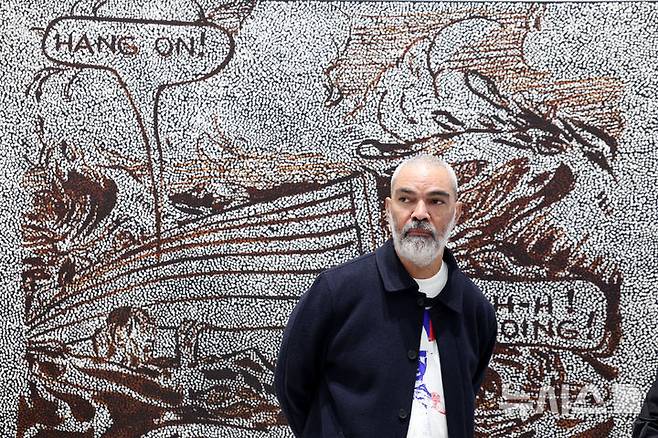 [서울=뉴시스] 박진희 기자 = 호주 케언즈 원주민 혈통인 다니엘 보이드(Daniel Boyd) 작가가 9일 서울 종로구 국제갤러리에서 개인전 '피네간의 경야(Finnegans Wake)' 기자간담회를 갖고 작품 설명을 하고 있다.  2025.12.09. pak7130@newsis.com