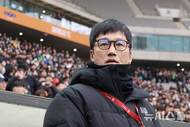 [서울=뉴시스] 권창회 기자 = 이정효 광주FC 감독이 지난 6일 오후 서울 마포구 서울월드컵경기장에서 열린 광주FC와 전북현대의 2025 하나은행 코리아컵 결승전에서 그라운드를 바라보고 있다. 2025.12.06. kch0523@newsis.com