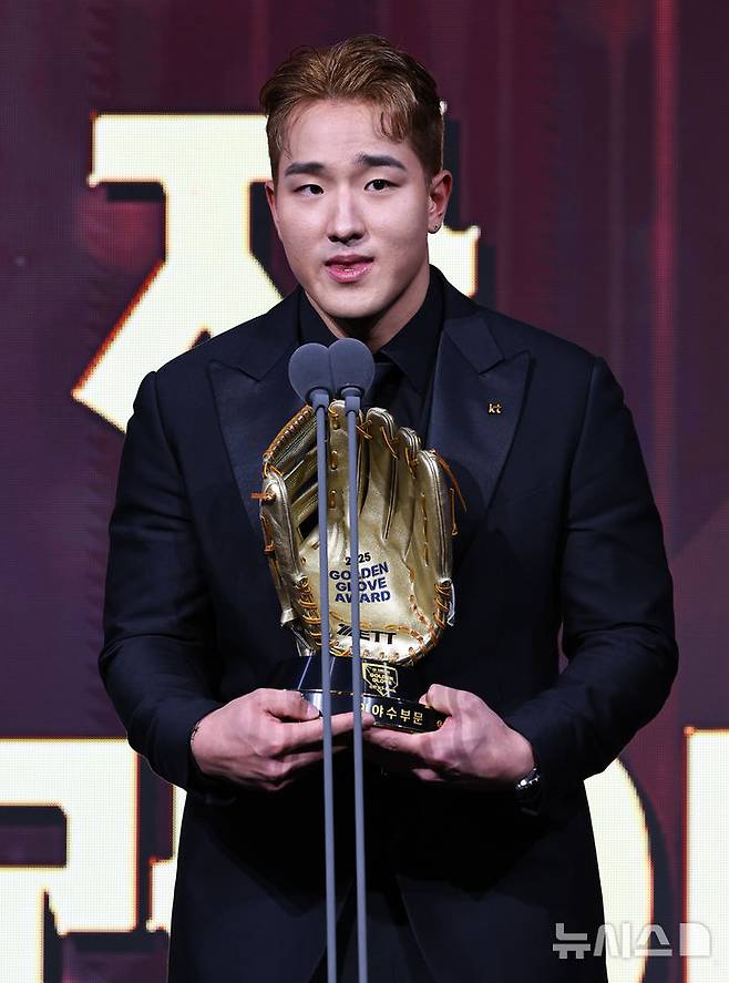 [서울=뉴시스] 최진석 기자 = kt 위즈 안현민이 9일 서울 송파구 롯데호텔 월드에서 열린 '2025 KBO 골든글러브 시상식'에서 외야수 골든글러브를 수상 후 소감을 밝히고 있다. 2025.12.09. myjs@newsis.com