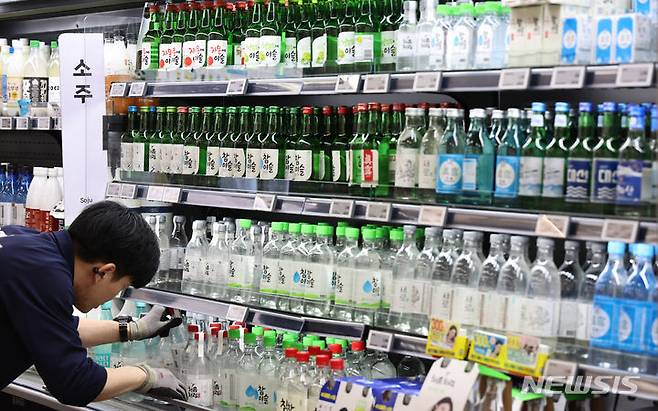 [서울=뉴시스] 김금보 기자 = 14일 오후 서울 시내 한 대형마트에 소주 상품이 진열돼 있다. 2024.02.14. kgb@newsis.com