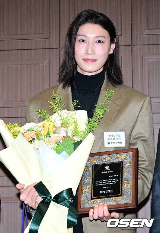 [OSEN=최규한 기자] 8일 오후 서울 중구 프레스센터에서 ‘2025 한국체육기자연맹 시상식’이 열렸다.이날 시상식에서는 올해 프로야구 통합우승을 이끈 LG 염경엽 감독이 올해의 지도자상, 프로배구 흥국생명 소속으로 2024-2025시즌 V리그 챔피언에 오른 뒤 은퇴한 김연경이&nbsp;올해의 선수상으로 선정됐다.김연경이 올해의 선수상을 수상한 뒤 포즈를 취하고 있다. 2025.12.08 / dreamer@osen.co.kr
