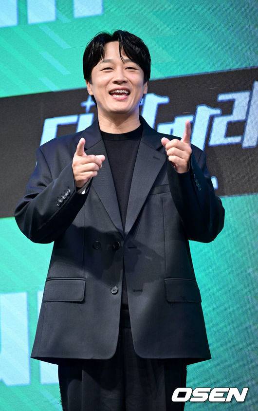 [OSEN=최규한 기자] 31일 오후 서울 여의도 KBS 신관 아트홀에서 새 예능 오디선 프로그램 '더 딴따라' 제작발표회가 열렸다.KBS 2TV 신규 예능 프로그램 '더 딴따라'(연출 양혁 / 작가 최문경)는 노래, 춤, 연기, 예능 다 되는 딴따라 찾기 프로젝트로 원조 딴따라 박진영이 KBS와 손을 잡고 선보이는 새로운 버라이어티 오디션 프로그램이다.배우 차태현이 포토타임을 하고 있다. 2024.10.31 / dreamer@osen.co.kr