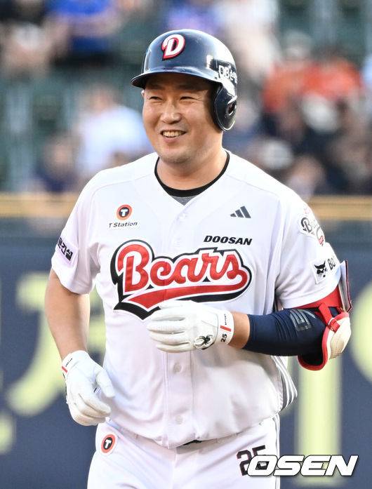 [OSEN=잠실, 조은정 기자]23일 오후 서울 잠실야구장에서 2025 신한 SOL Bank KBO리그 두산 베어스와 한화 이글스의 경기가 열렸다.이날 두산은 최민석, 한화는 황준서를 선발로 내세웠다.1회말 1사 두산 양의지가 케이브에 이어 백투백 홈런을 날린 뒤 베이스를 돌고 있다. 2025.07.23 /cej@osen.co.kr