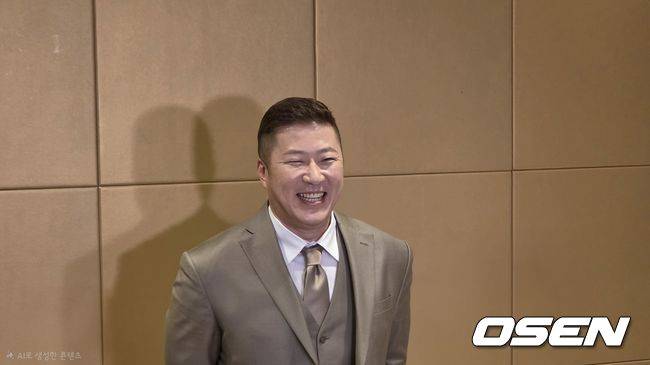 [OSEN=잠실, 한용섭 기자] 삼성 라이온즈 최형우가 9일 서울 롯데호텔 월드 크리스탈 볼룸에서 열린 2025 신한 SOL뱅크 KBO 골든글러브 시상식에 참석해 웃고 있다./orange@osen.co.kr