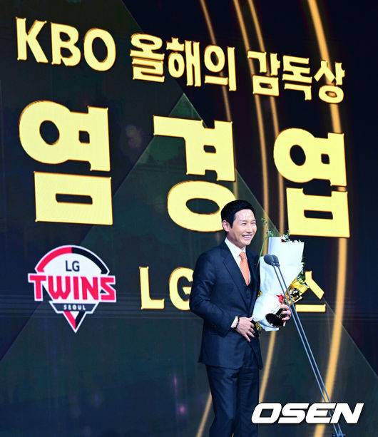 [OSEN=지형준 기자] 9일 오후 서울 송파구 잠실동 롯데호텔 월드에서 2025 신한은행 SOL 뱅크 KBO 골든글러브 시상식이 열렸다.KBO 골든글러브 시상식은 포지션별 최고의 선수를 가리는 자리로 올 시즌의 대미를 장식하는 자리다.&nbsp;LG 염경엽 감독이 KBO 올해의 감독상을 수상하며 소감을 말하고 있다. 2025.12.09 /jpnews@osen.co.kr