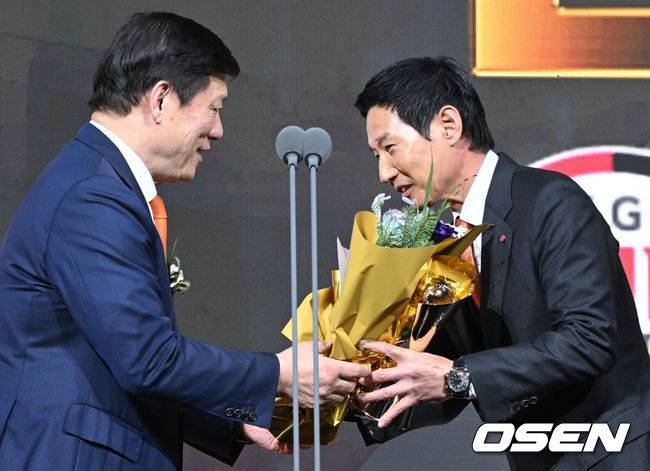 [OSEN=조은정 기자] 9일 오후 서울 송파구 잠실동 롯데호텔 월드에서 2025 신한은행 SOL 뱅크 KBO 골든글러브 시상식이 열렸다.KBO 골든글러브 시상식은 포지션별 최고의 선수를 가리는 자리로 올 시즌의 대미를 장식하는 자리다. KBO 올해의 감독상을 수상한 염경엽 감독이 허구연 총재에게 트로피의 꽃다발을 받고 있다. 2025.12.09 /cej@osen.co.kr