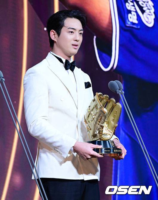 [OSEN=지형준 기자] 9일 오후 서울 송파구 잠실동 롯데호텔 월드에서 2025 신한은행 SOL 뱅크 KBO 골든글러브 시상식이 열렸다.KBO 골든글러브 시상식은 포지션별 최고의 선수를 가리는 자리로 올 시즌의 대미를 장식하는 자리다. 삼성 구자욱이 외야수 부문 골든글러브를 수상하며 소감을 말하고 있다. 2025.12.09 /jpnews@osen.co.kr