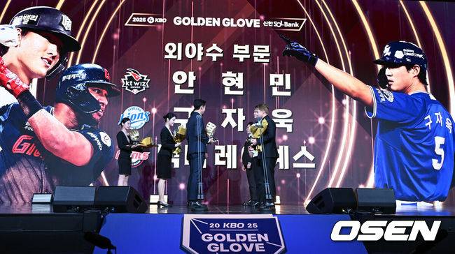 [OSEN=조은정 기자] 9일 오후 서울 송파구 잠실동 롯데호텔 월드에서 2025 신한은행 SOL 뱅크 KBO 골든글러브 시상식이 열렸다.KBO 골든글러브 시상식은 포지션별 최고의 선수를 가리는 자리로 올 시즌의 대미를 장식하는 자리다. KT 안현민, 삼성 구자욱, 롯데 레이예스(대리수상)가 외야수 부문을 수상을 하고 있다. 2025.12.09 /cej@osen.co.kr