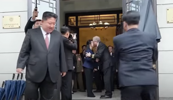 지난 5월 러시아 전승절 80주년을 맞아 주북 러시아 대사관을 방문한 김정은 위원장의 딸 주애가 주북 러시아 대사 알렉산드르 마체고라와 뺨키스를 하고 있다. 유튜브 캡처