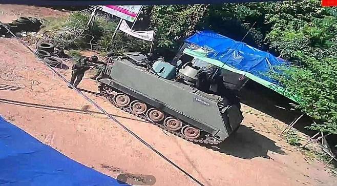 태국군이 전차와 장갑차를 앞세워 국경을 넘어 캄보디아 영토 내로 진입한 것으로 알려졌다. 영상 캡처