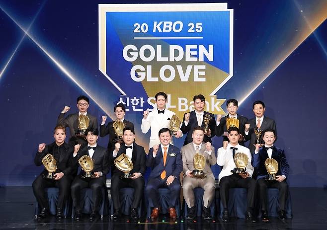 2025 골든글러브 기념촬영 - 9일 서울 송파구 롯데호텔 월드에서 열린 프로야구 2025 골든글러브 시상식에서 허구연 총재와 선수들이 기념 촬영을 하고 있다. 윗줄 왼쪽부터 시계방향으로 손혁 한화 이글스 단장, 박준혁 롯데 자이언츠 단장, 구자욱, 노경은, 박해민, 염경엽 감독, 신민재, 김주원, 최형우, 허 총재, 양의지, 송성문, 안현민. 2025.12.9 연합뉴스