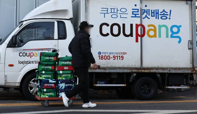 사진은 기사와 무관. 서울 시내 한 쿠팡 물류센터 배송차량 모습. 연합뉴스