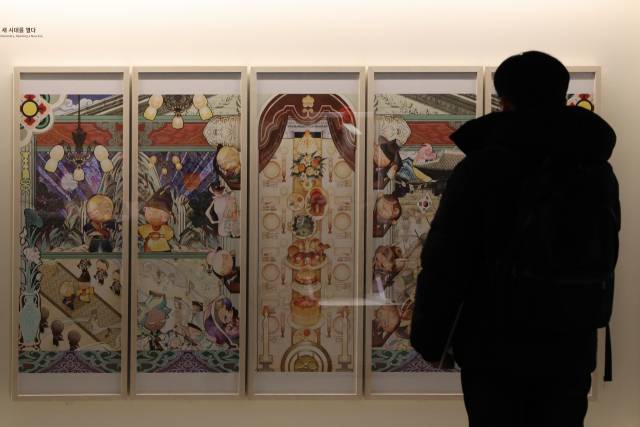 쿠키런 그림체로 그린 ‘칭경예식, 새 시대를 열다’ 작품을 한 관람객이 살펴보고 있다. 연합뉴스