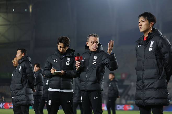 3년 전 카타르월드컵을 앞둔 2022년 11월 화성종합경기타운에서 월드컵 출정식을 겸해 열린 아이슬란드전을 마친 뒤 파울루 벤투 감독이 팬들에게 감사의 메시지를 전하고 있다. 사진제공｜대한축구협회