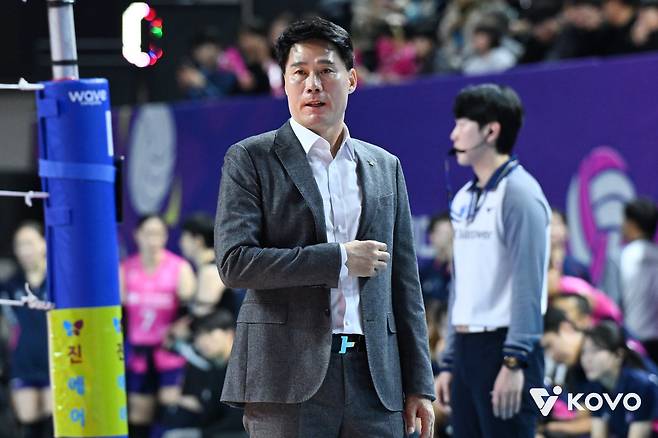 현대건설 강성형 감독은 9일 페퍼저축은행과 홈경기에 앞서 팬들이 양효진을 위해 보낸 커피트럭을 알고 있었다. 강 감독은 “매니저들이 먼저 내게 주문을 받더라”고 웃은 뒤 “대단한 기록이다. 더 많은 기록을 쓸 수 있는 선수”라고 치켜세웠다. 사진제공｜KOVO