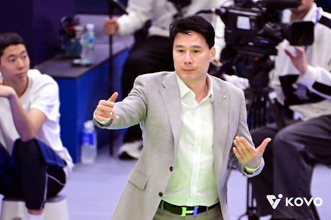 현대건설 강성형 감독이 9일 페퍼저축은행과 홈경기 도중 선수들에게 작전을 지시하고 있다. 사진제공｜KOVO