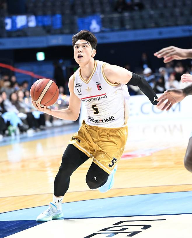 정관장 변준형(사진, 왼쪽)은 9일 고양서 열린 소노와 원정경기서 18점을 몰아치며 주포 오브라이언트가 빠진 팀을 구해냈다. 사진제공｜KBL