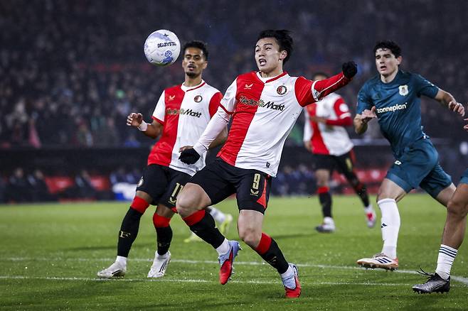 페예노르트 우에다가 7일 즈볼러전에서 문전에서 슈팅을 하고 있다. EPA연합뉴스