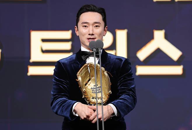 LG 신민재가 9일 서울 송파구 롯데호텔월드에서 골든글러브 시상식에서 수상 소감을 말하고 있다. 연합뉴스