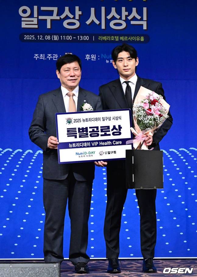 이정후(오른쪽)가 허구연 KBO 총재로부터 일구상 특별공로상을 수상하고 기념촬영을 하고 있다.