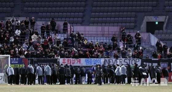 강등이 확정된 뒤 서포터석으로 향한 수원FC 선수단. /사진=뉴시스