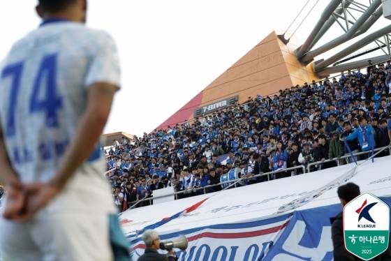 7일 제주월드컵경기장에서 열린 제주 SK와의 승강 플레이오프 2차전 0-2 완패 후 팬들에게 항의하고 있는 수원 삼성 서포터스. /사진=한국프로축구연맹 제공