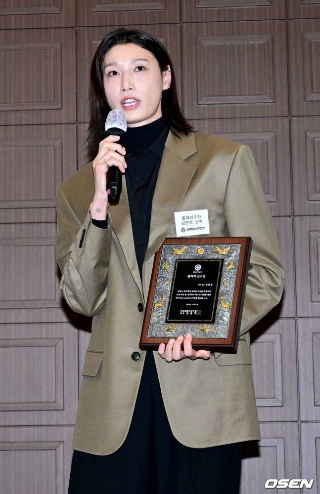 김연경이 8일 한국체육기자연맹 시상식에서 올해의 선수상을 받고 소감을 밝히고 있다.
