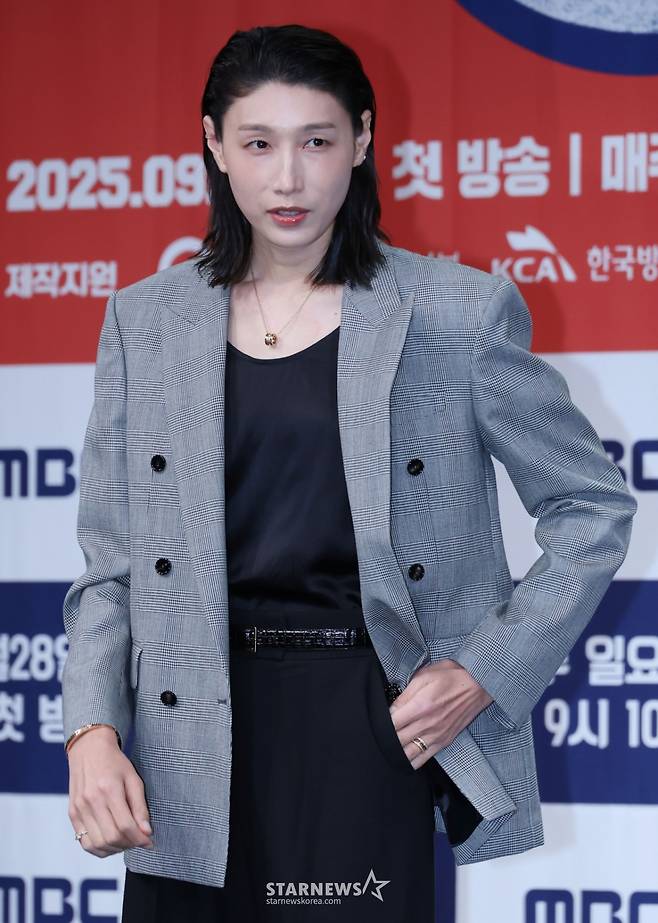 전 배구 국가대표선수 김연경이 9월 24일 오후 서울 마포구 상암동 MBC에서 진행된 예능프로그램 '신인감독 김연경' 제작발표회에 참석해 포즈를 취하고 있다. /2025.09.24 /사진=이동훈 photoguy@