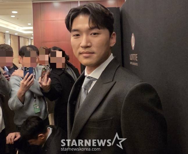 LG 박해민이 9일 골든글러브 시상식을 앞두고 취재진과 인터뷰를 하고 있다. /사진=김동윤 기자