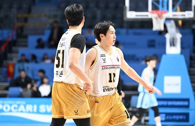 하이파이브하는 한승희(왼쪽)와 김영현. /사진=KBL