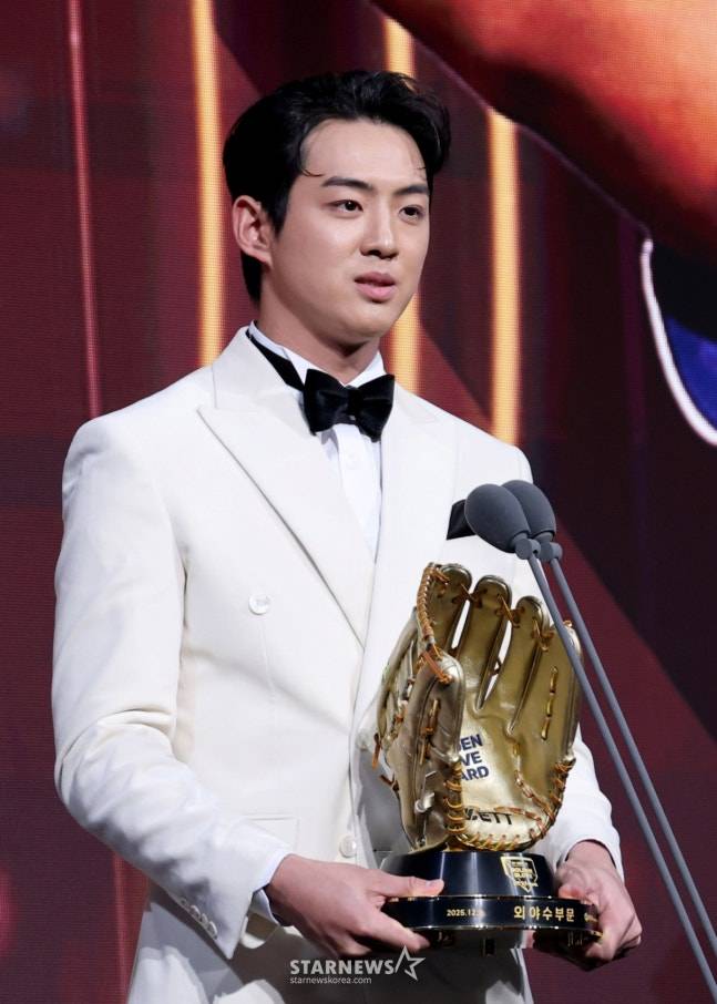 삼성 구자욱이 9일 골든글러브 시상식에서 외야수 골든글러브를 수상하고 있다. /사진=강영조 선임기자