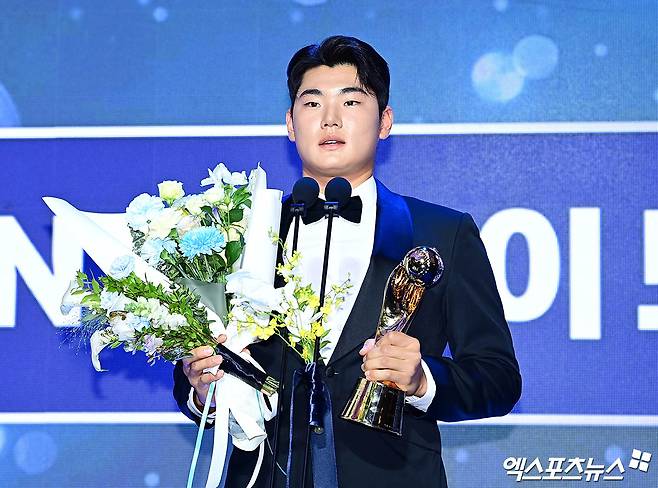 지난달 24일 오후 서울 신천동 롯데호텔월드에서 열린 '2025 신한 SOL Bank KBO 시상식'에 참석한 NC 김주원이 수비상 유격수 부문 수상 소감을 전하고 있다. 엑스포츠뉴스 DB