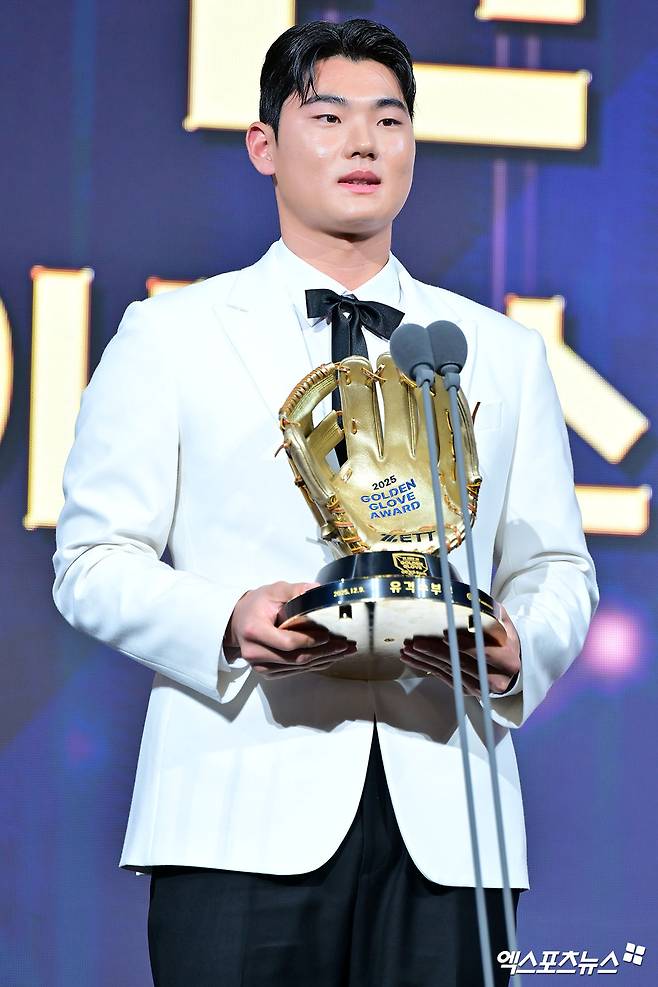 9일 오후 서울 송파구 잠실 롯데호텔 월드에서 열린 2025 신한은행 SOL 뱅크 '2025 KBO 골든글러브' 시상식, NC 김주원이 유격수 부문 골든글러브를 수상했다. 잠실, 김한준 기자