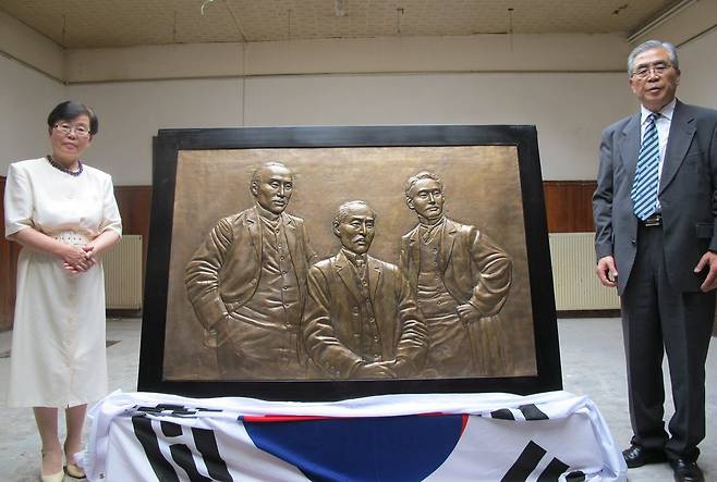 2013년 헤이그 특사 3인 부조 제막식 이준 열사 기념관서 거행 [연합뉴스 자료사진. 재판매 및 DB 금지] 고종황제가 1907년 네덜란드 헤이그에서 열린 만국평화회의에 특사로 파견한 이준, 이상설, 이위종 열사의 모습을 새긴 부조 작품 제막식이 2013년 8월 28일 헤이그의 이준 열사 기념관에서 거행됐다. 당시 이기항 이준 아카데미 원장(오른쪽)과 송창주 이준 열사 기념관장이 부조 작품을 제막하고 있다. photo@yna.co.kr