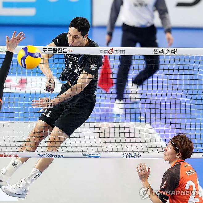 최민호 속공! (천안=연합뉴스) 20일 충남 천안 유관순체육관에서 열린 도드람 2024-2025 V리그 현대캐피탈과 OK저축은행 경기에서 현대캐피탈 최민호가 공격하고 있다. 2025.3.20 [현대캐피탈 제공. 재판매 및 DB 금지] swan@yna.co.kr