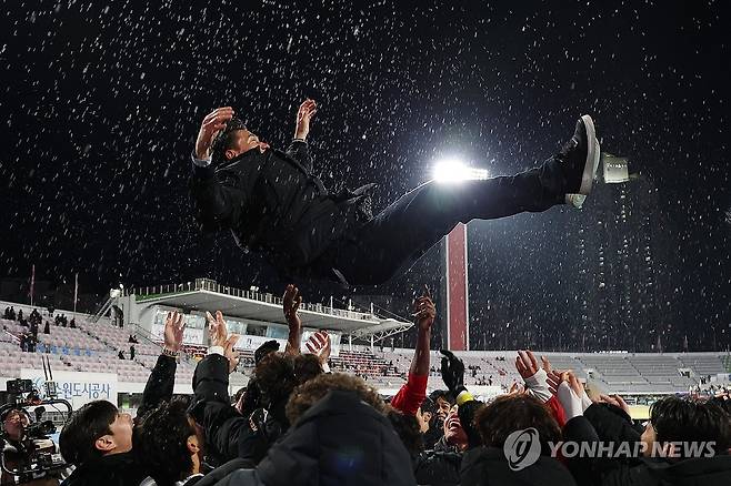 부천FC, '첫 승격'의 기쁨 (수원=연합뉴스) 이지은 기자 = 8일 수원종합운동장에서 열린 프로축구 승강 플레이오프 2차전 수원FC와 부천FC의 경기. 3대2로 승리한 부천FC 선수들이 이영민 감독을 헹가래하고 있다. 2025.12.8 jieunlee@yna.co.kr