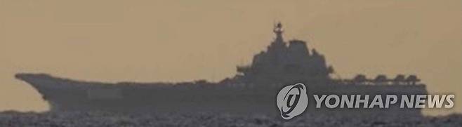 중국 항공모함 랴오닝함 일본 방위성이 8일 배포한 중국 항공모함 랴오닝함 사진. 방위성은 해당 사진의 촬영 날짜는 밝히지 않았다. 2025. 12.9 [EPA·지지통신=연합뉴스]