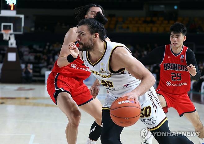 LG 아셈 마레이 맹활약 (창원=연합뉴스) 김동민 기자 = 9일 경남 창원체육관에서 열린 2025-2026 동아시아 슈퍼리그(EASL) 조별리그 C조 예선 창원 LG 세이커스와 몽골(XAC) 자크 브롱코스 경기. LG 아셈 마레이가 돌파하고 있다. 2025.12.9 image@yna.co.kr