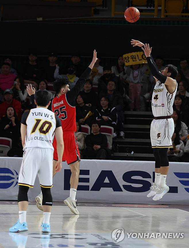 LG 양홍석 3점슛 (창원=연합뉴스) 김동민 기자 = 9일 경남 창원체육관에서 열린 2025-2026 동아시아 슈퍼리그(EASL) 조별리그 C조 예선 창원 LG 세이커스와 몽골 자크 브롱코스 경기. LG 양홍석이 3전 슛을 던지고 있다. 2025.12.9 image@yna.co.kr