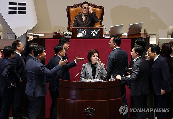 정기국회 마지막 날 필리버스터 충돌 (서울=연합뉴스) 이동해 기자 = 9일 국회 본회의에서 국민의힘 나경원 의원이 '가맹사업거래의 공정화에 관한 법률 일부개정법률안'에 대해 무제한 토론하는 가운데 여야 의원들이 발언대에서 목소리를 높이며 신경전을 이어가고 있다. 2025.12.9 eastsea@yna.co.kr