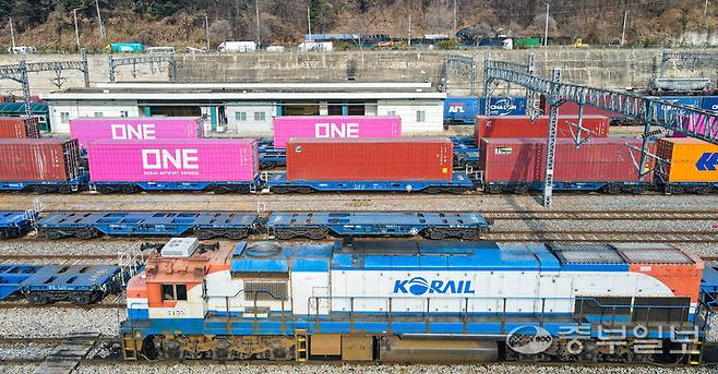 전국철도노동조합이 노사 간 본교섭이 결렬되자 내일 오전 9시부터 무기한 총파업을 예고한 10일 오전 의왕시 오봉역 선로에 화물열차가 정차해 있다. 코레일 철도노조는 오는 11일부터, 서울교통공사 노조는 오는 12일부터 총파업을 예고했다. 임채운기자