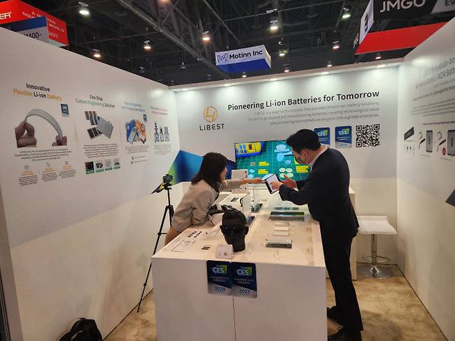 2025 CES(국제전자제품박람회)에 참석해 제품을 설명하고 있는 김주성 ㈜리베스트 대표(사진 오른쪽) 모습. 사진제공은 ㈜리베스트