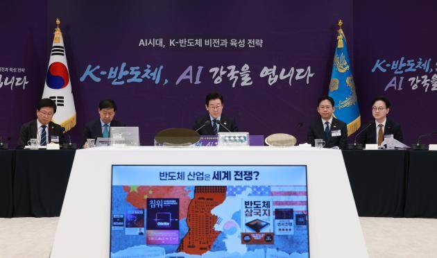 이재명 대통령이 10일 용산대통령실에서 열린 AI 시대의 K-반도체 비전과 육성 전략 보고회에서 김정관 산업부 장관의 반도체 산업 전략 발표를 경청하고 있다. /연합뉴스