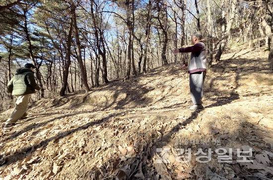 ▲ 9일 울산 울주군 웅촌면 은현리 산 59 일원에서 이영화씨가 조상의 묘가 있던 자리를 설명하고 있다.