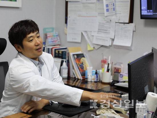 ▲ 황일영 동천동강병원 정형외과 전문의가 부주상골 증후군을 호소하는 환자와 상담하고 있다.